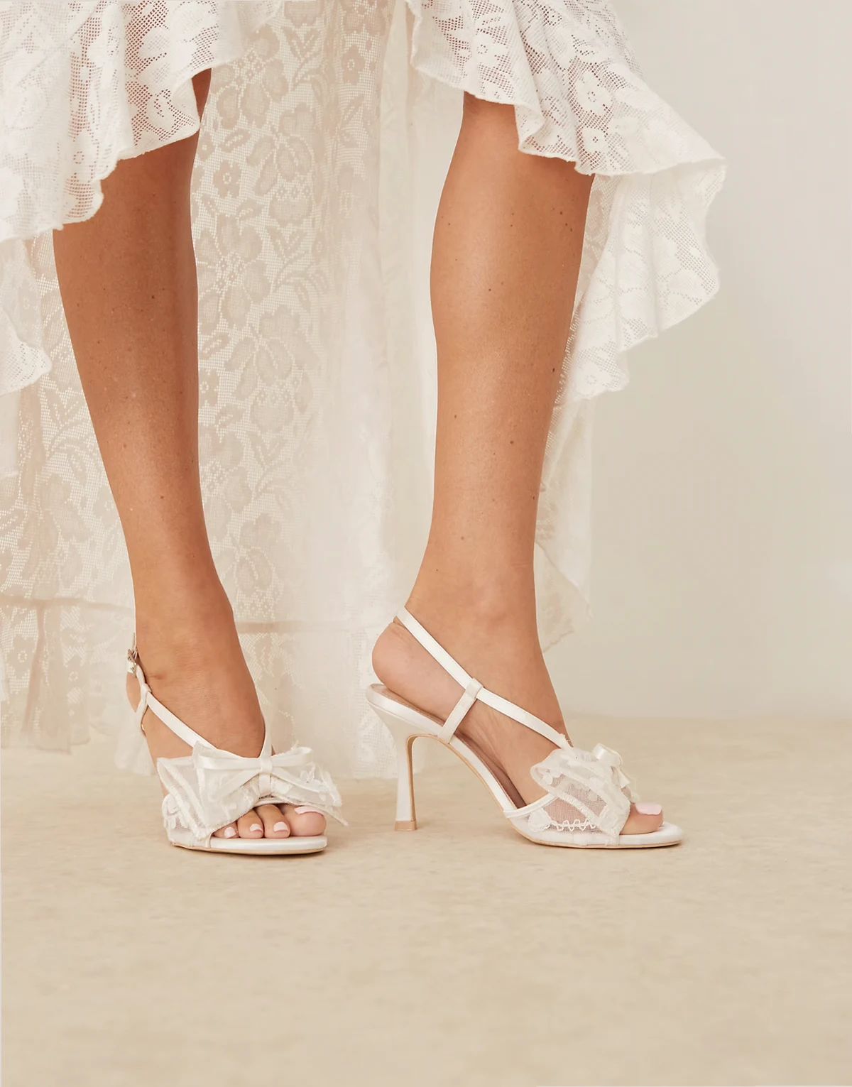 Bridal – Dove – Sandały na obcasie z koronkową kokardką w kolorze kości słoniowej