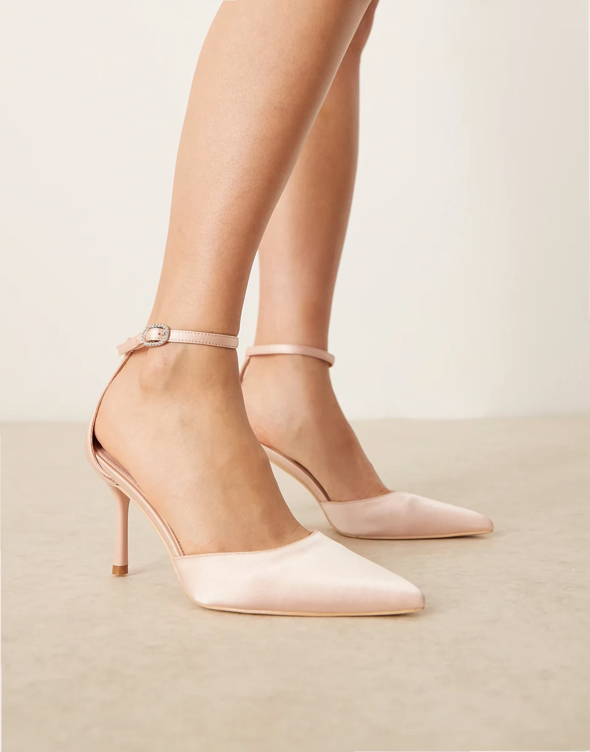 Bridal – Vennie – Pudroworóżowe satynowe buty na obcasach-kaczuszkach