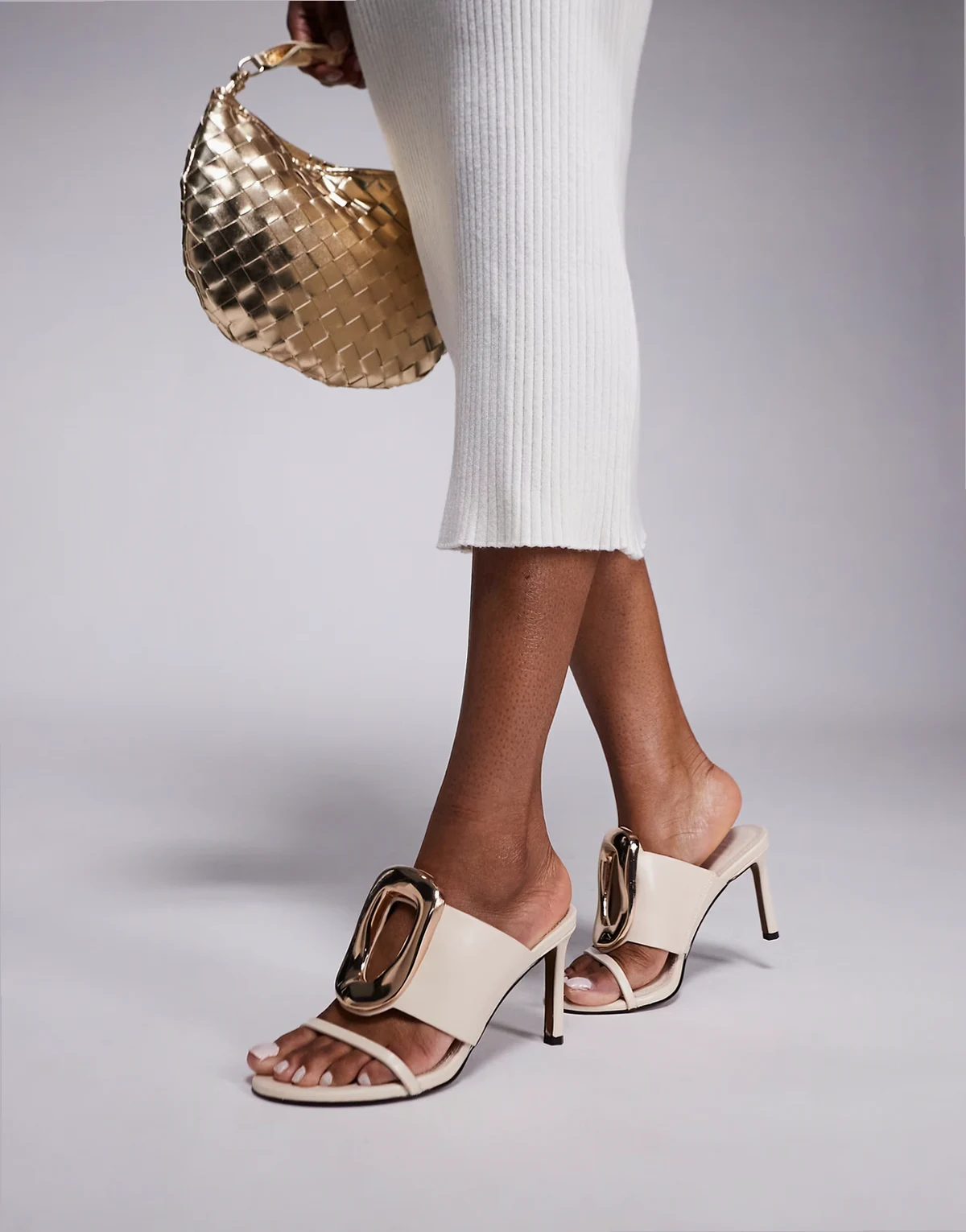 – Nought – Sandaletten in Creme mit Ringdetail und Absatz