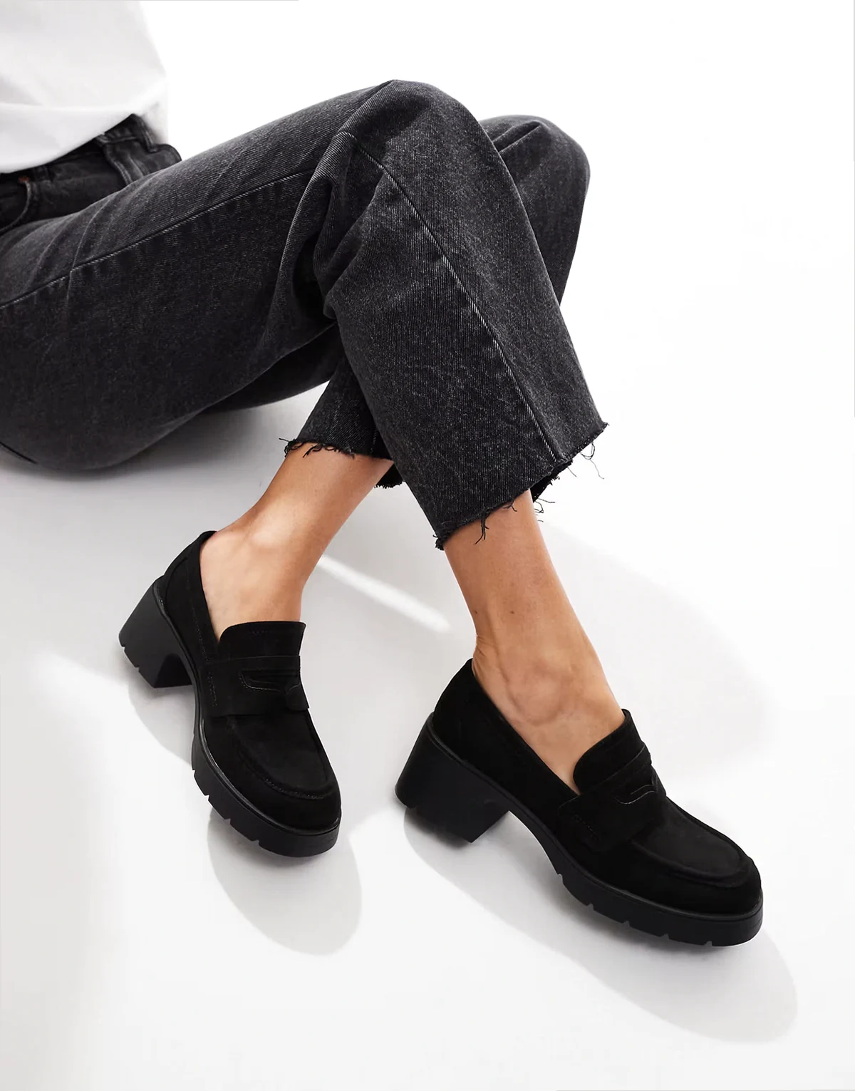 Wide Fit – Scribble – Czarne loafersy z imitacji zamszu na grubej podeszwie i średnim obcasie