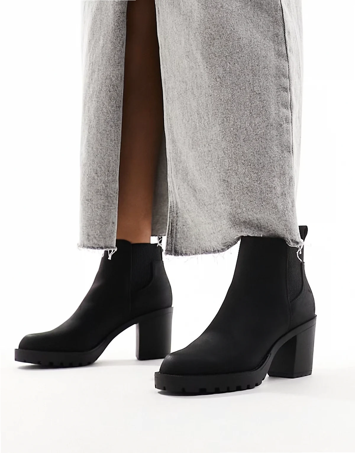 – Stiefel aus schwarzem Kunstleder mit Absatz