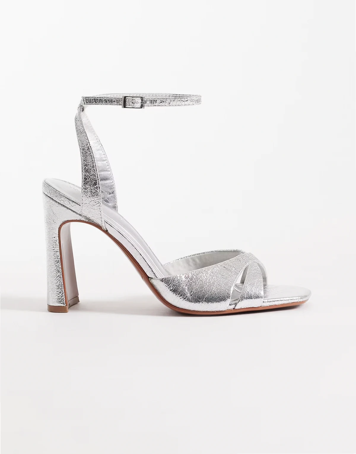Wide Fit – Nightcap – Filigrane Sandaletten in Silber mit überkreuzten Riemchen und Blockabsatz, weite Passform