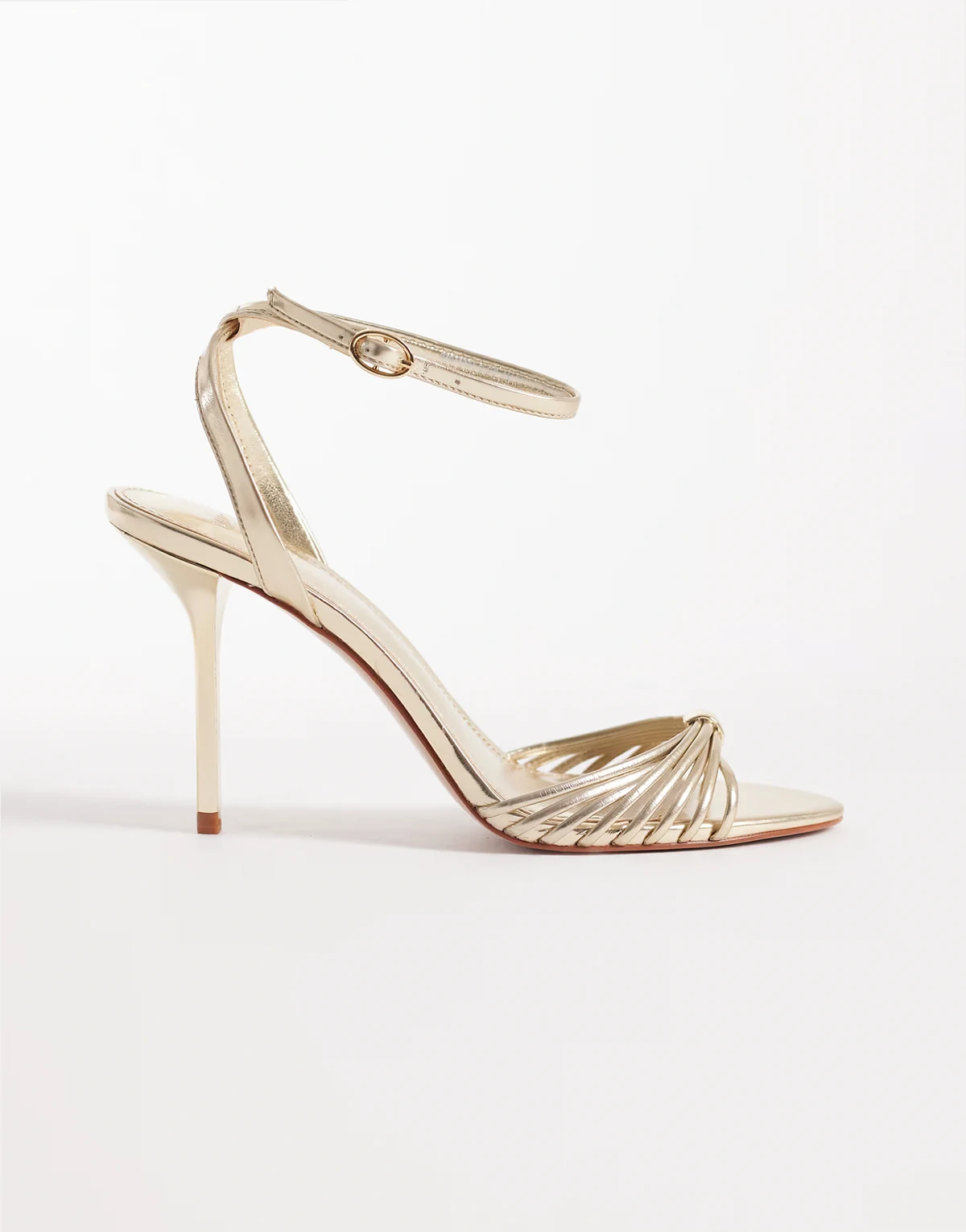 – Hohe Absatzschuhe in Metallic-Gold