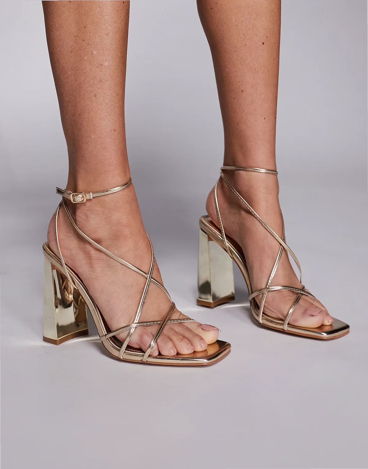SIMMI London – Carmela – Złote sandały z pasków na obcasie klockowym