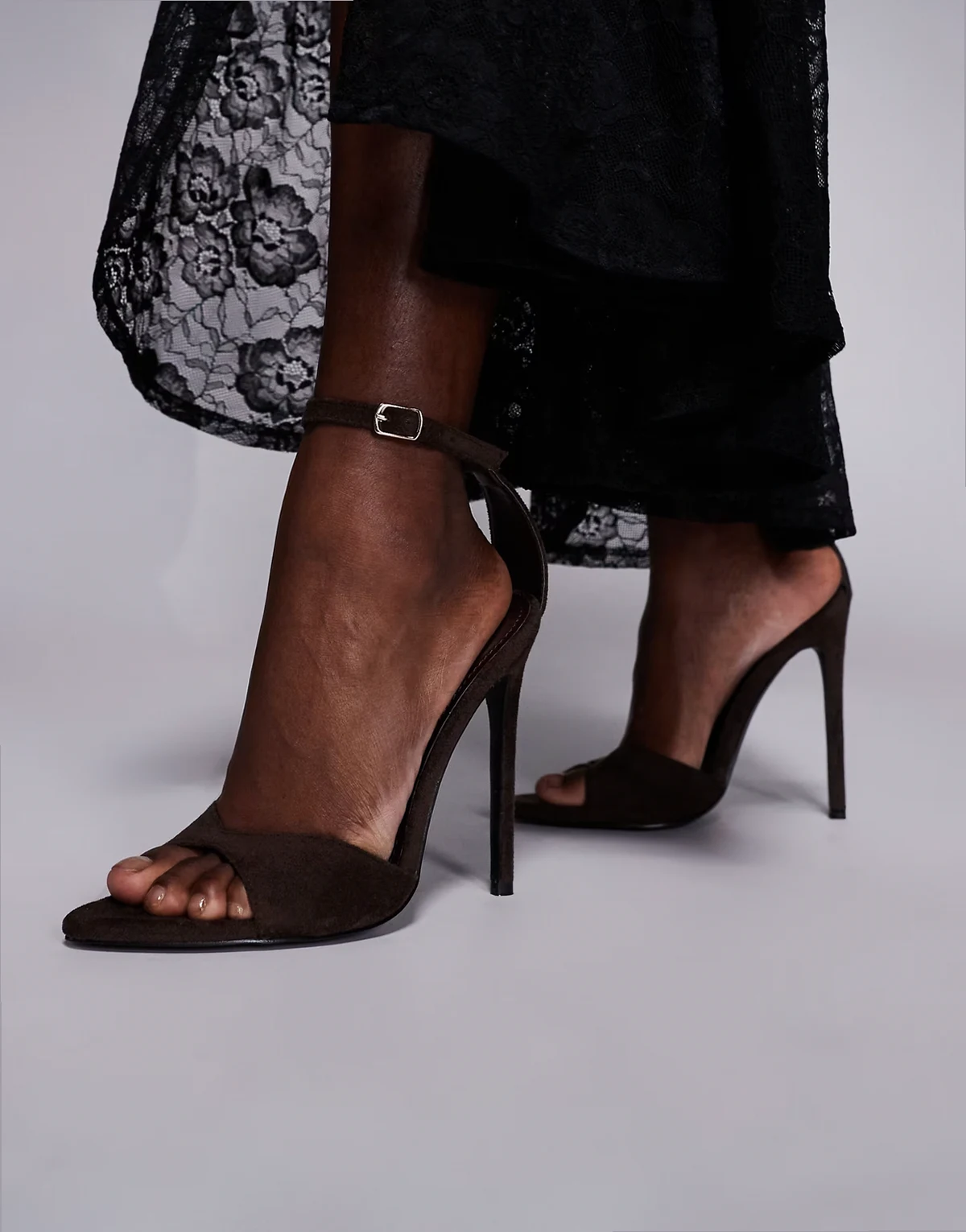 Simmi London – Eavie – Czekoladowe sandały na obcasie z imitacji zamszu