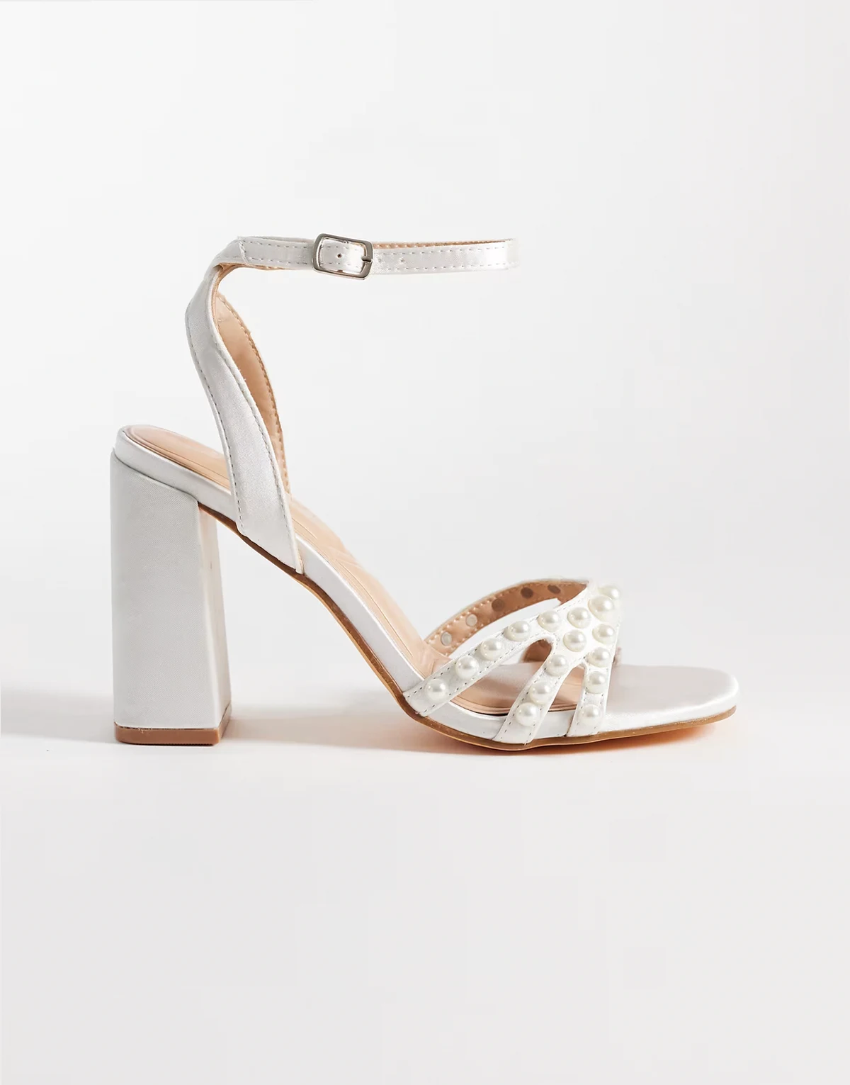 – Clark – Satin-Sandaletten in Weiß mit Blockabsatz und Perlenverzierung