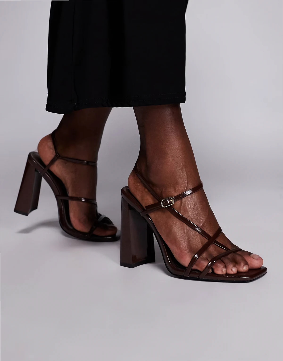 Simmi London Wide Fit – Malinda – Riemchensandalen in Braun mit Blockabsatz