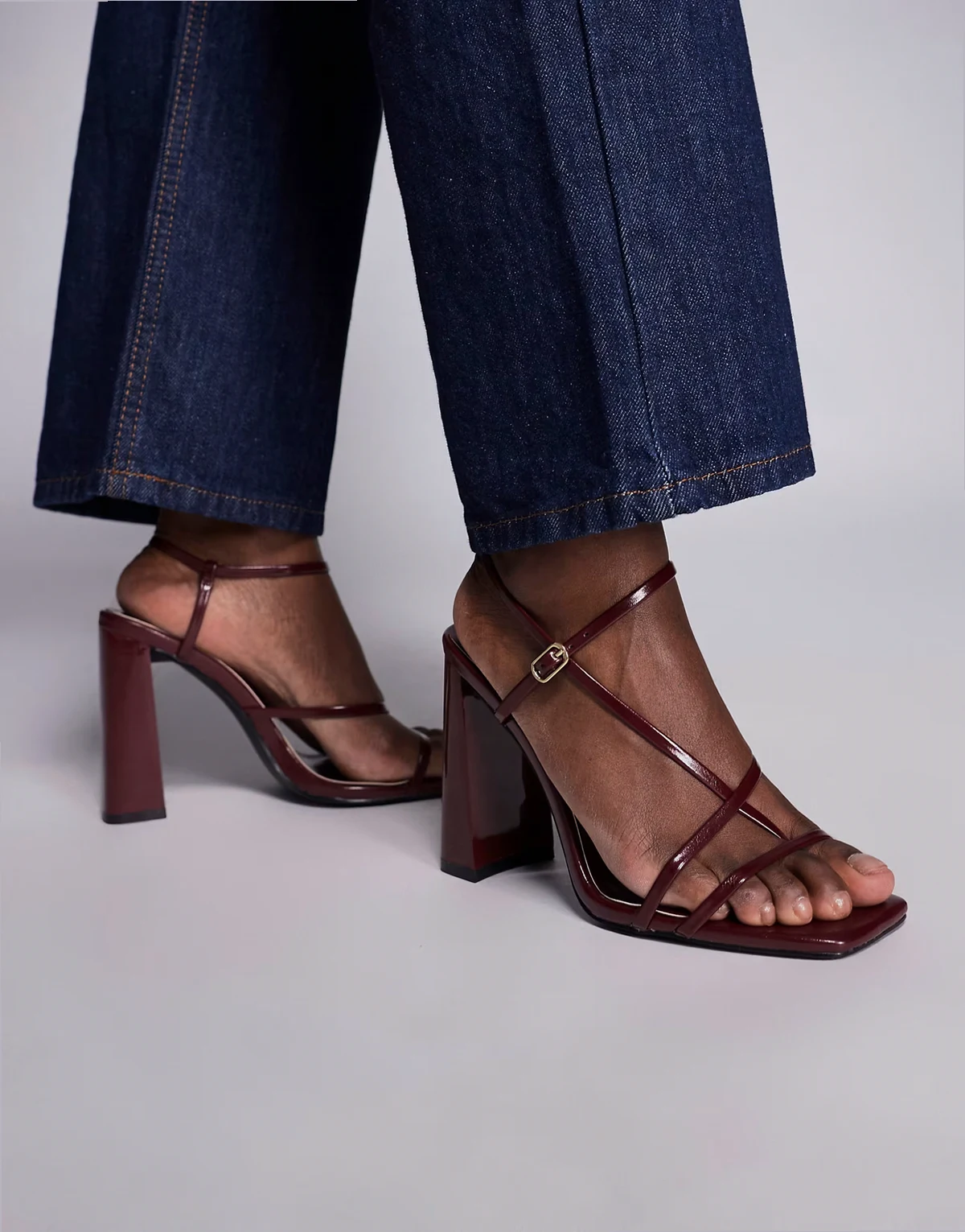 Simmi London – Malinda – Bordowe sandały z paseczków na obcasie klockowym