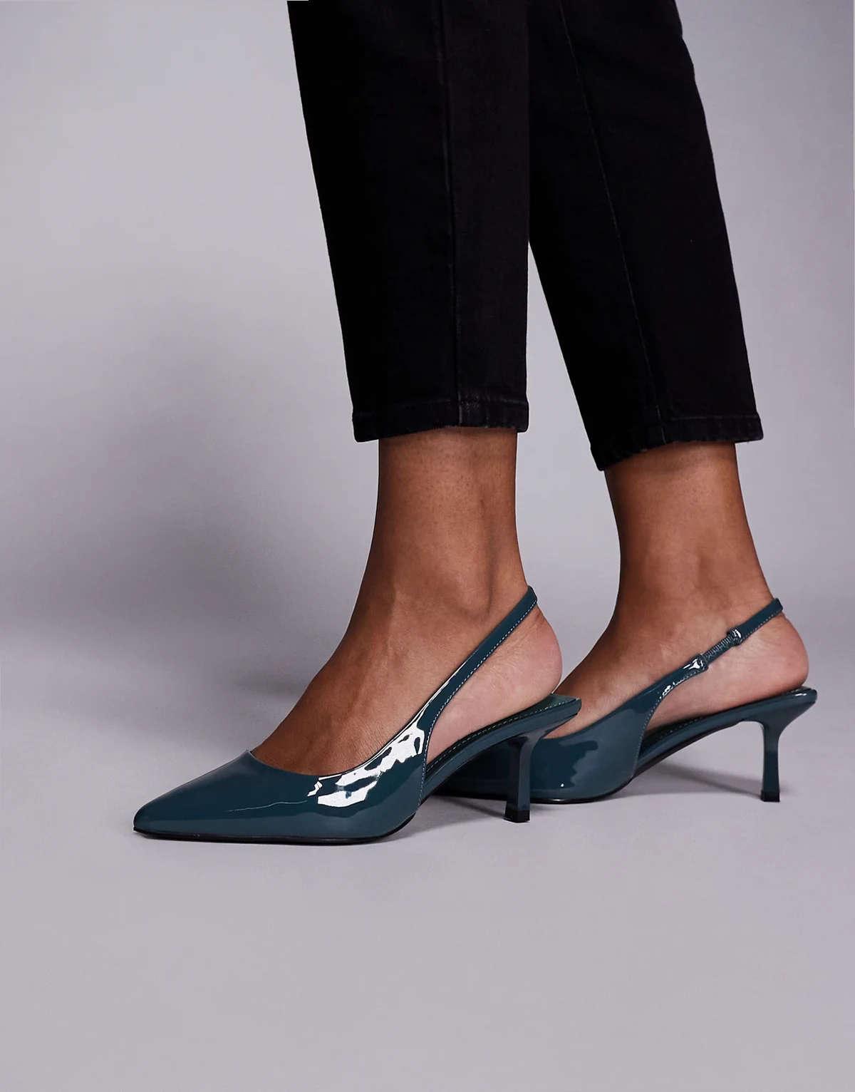 SIMMI London – Laena – Ciemnoniebieskie buty na obcasach-kaczuszkach z paskami za piętą