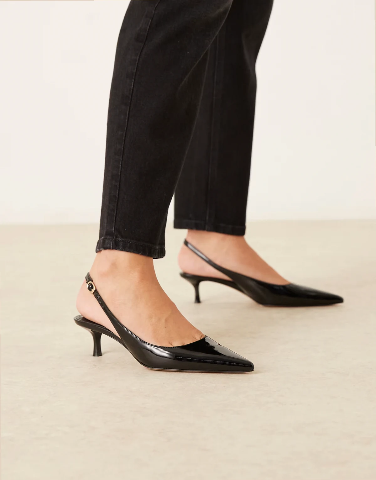 – Spitze Slingback-Schuhe in Schwarz aus Kunstleder mit niedrigem Absatz