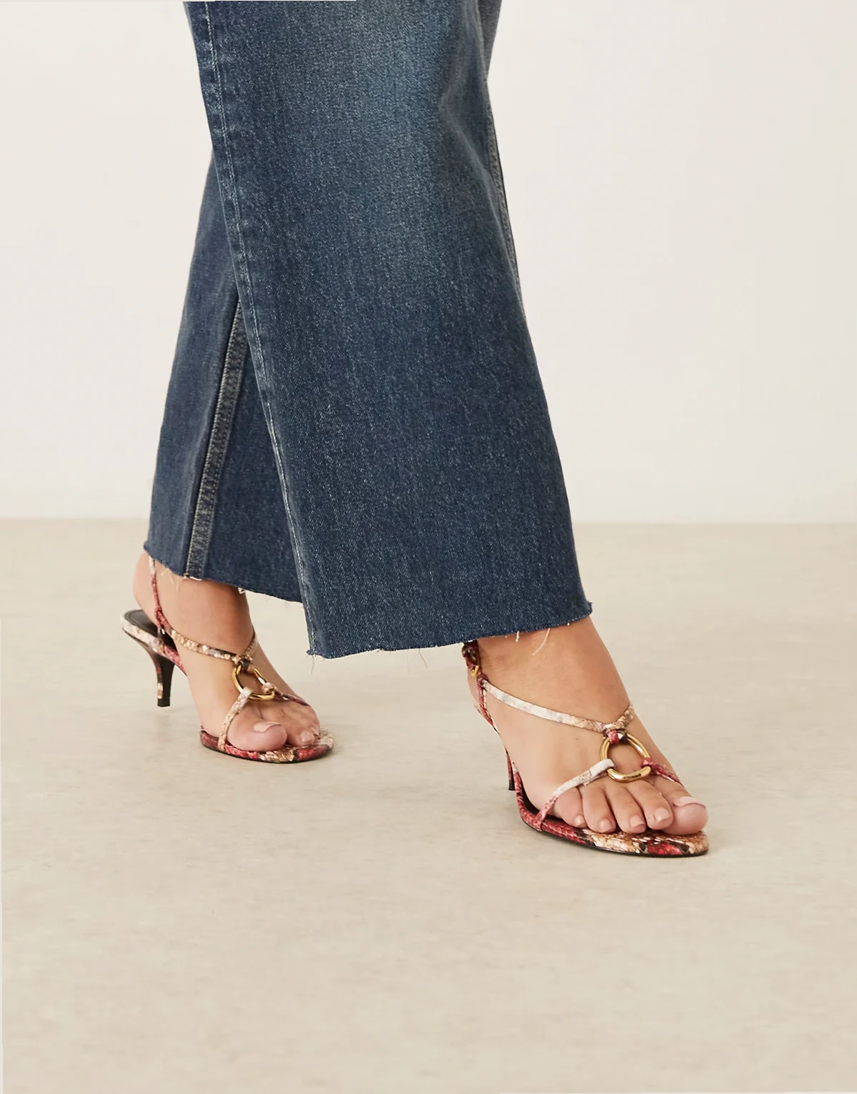 – Minimalistische Riemchensandale mit Animalprint und Absatz