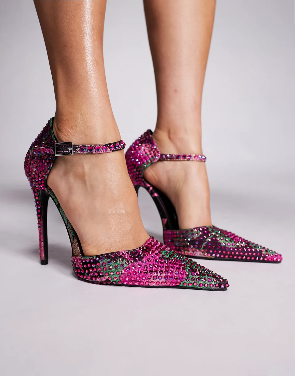 – Daiyya – High Heels in Rosa mit Blumenmuster und Verzierung