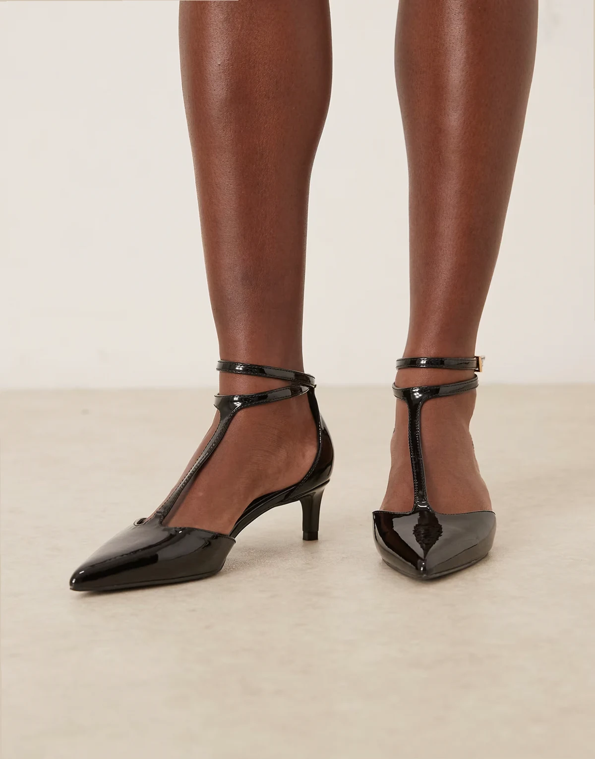 – Tosha – Schuhe in schwarzer Lackoptik mit Kitten-Absatz, weite Passform