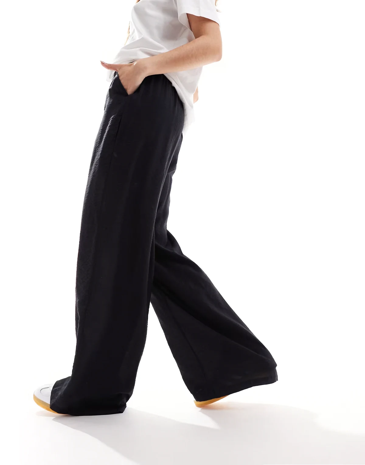 – Hose in Schwarz mit hohem Bund und weitem Bein