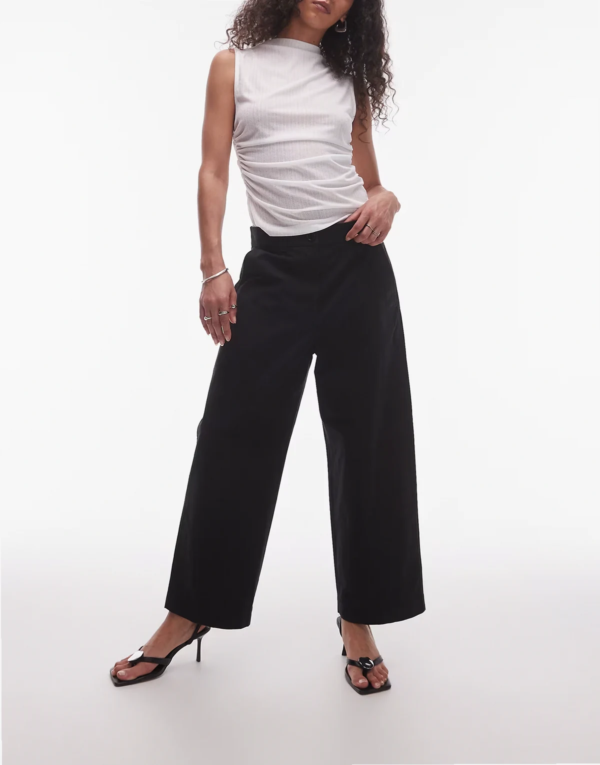 – Cropped-Chinohose in Schwarz mit geradem Bein