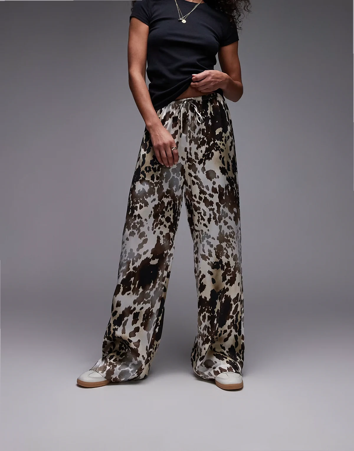 – Satin-Hose mit Animal-Print in Braun, elastischem Bund und weitem Bein