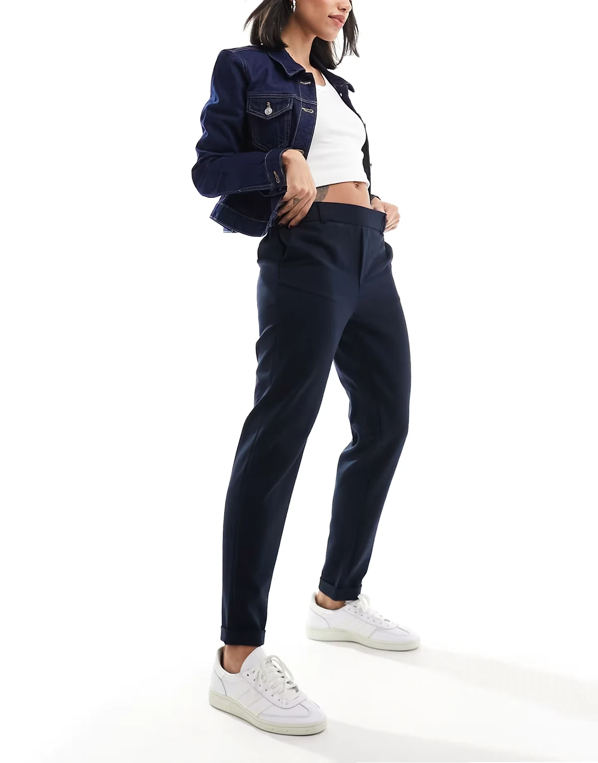 – Marineblaue Hose mit geradem Schnitt
