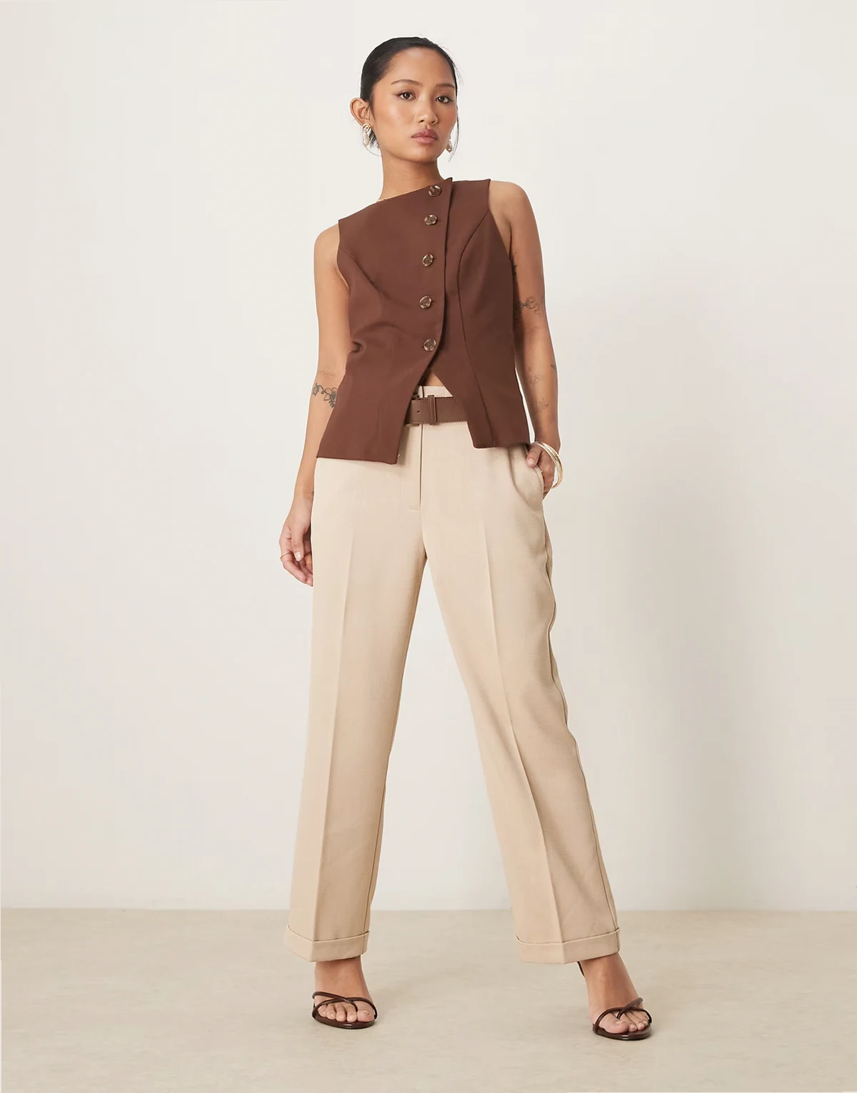 Petite – Elegante, schmal geschnittene Hose in Steingrau mit geradem Schnitt und Gürtel