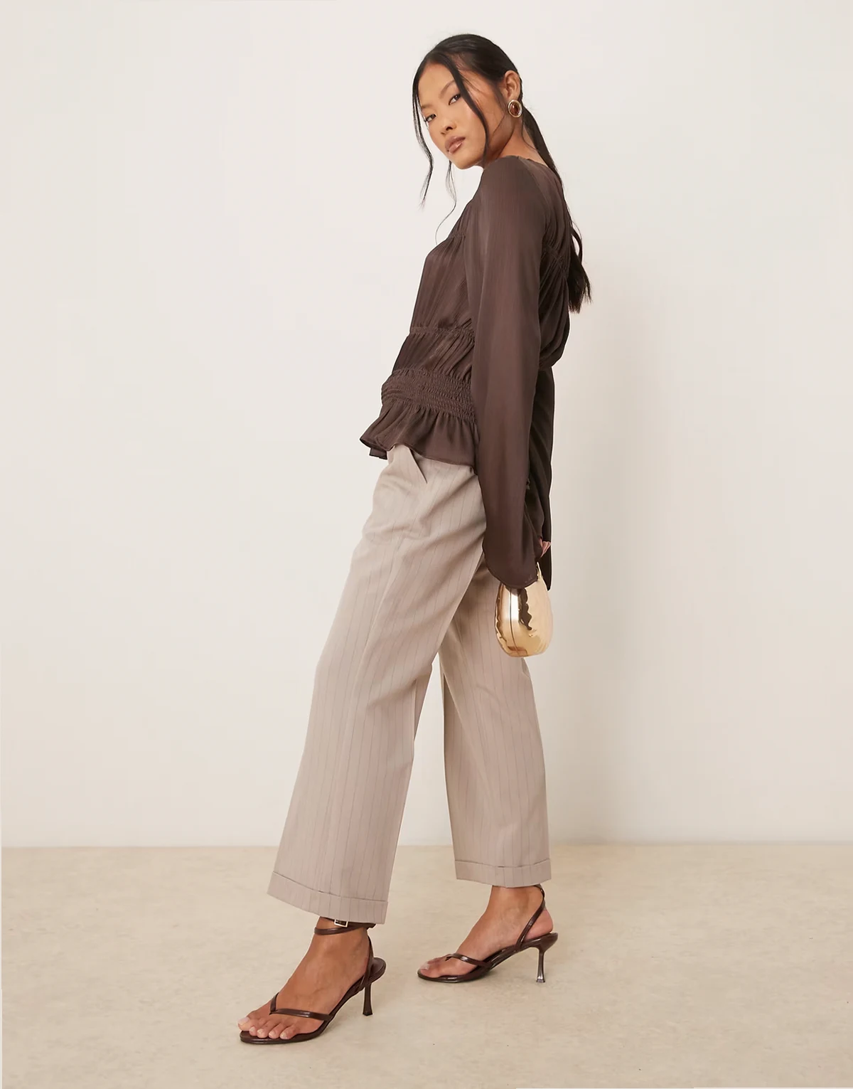 Petite – Elegante Hose in Nerzbraun mit schmalem Schnitt, Gürtel und Streifen