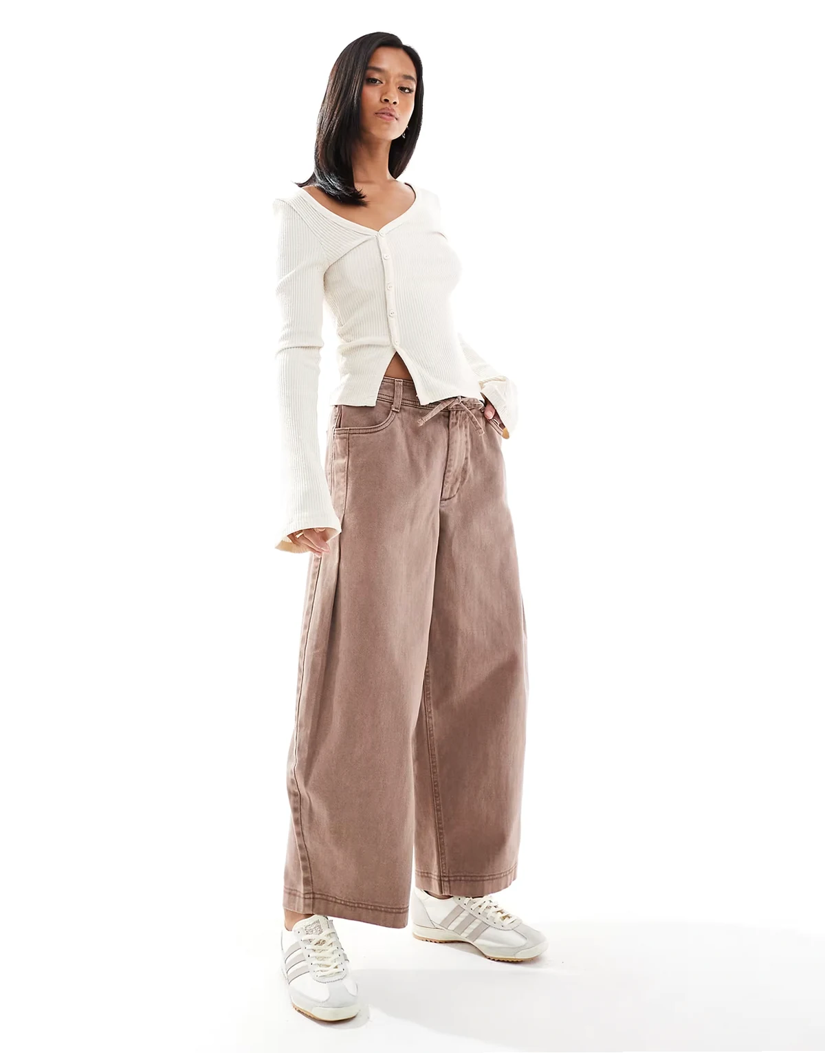 ASOS DESIGN Petite – Hose in verwaschenem Nerzbraun mit weitem, abgerundetem Beinschnitt, Bundfalten vorn und elastischem Bund