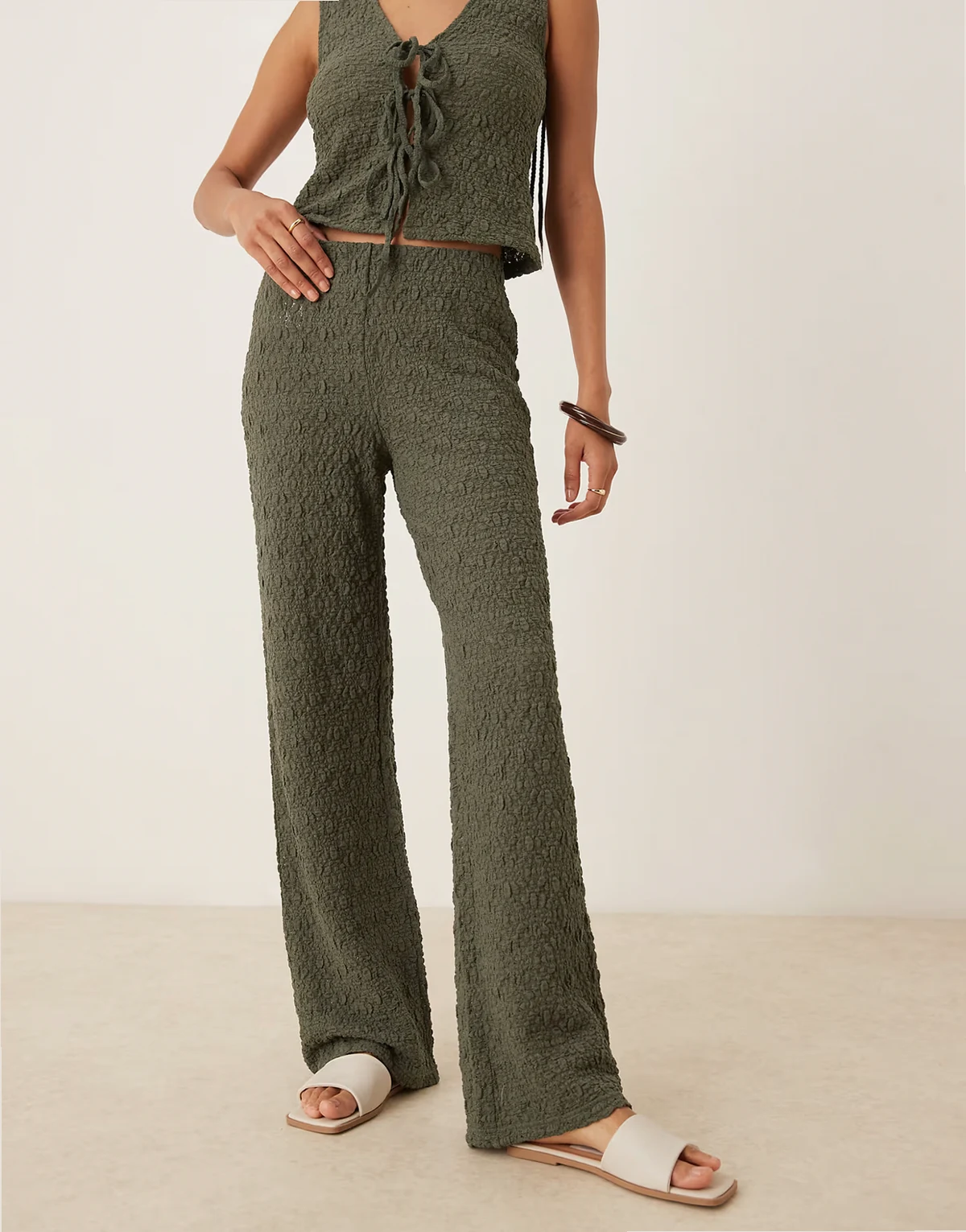 – Hose in Khaki mit Knitterstruktur und weitem Bein, Kombiteil