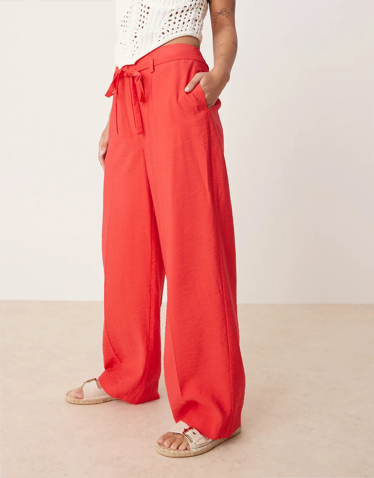 Petite – Elegante Hose in Rot mit weitem Bein und Bindegürtel, Kombiteil