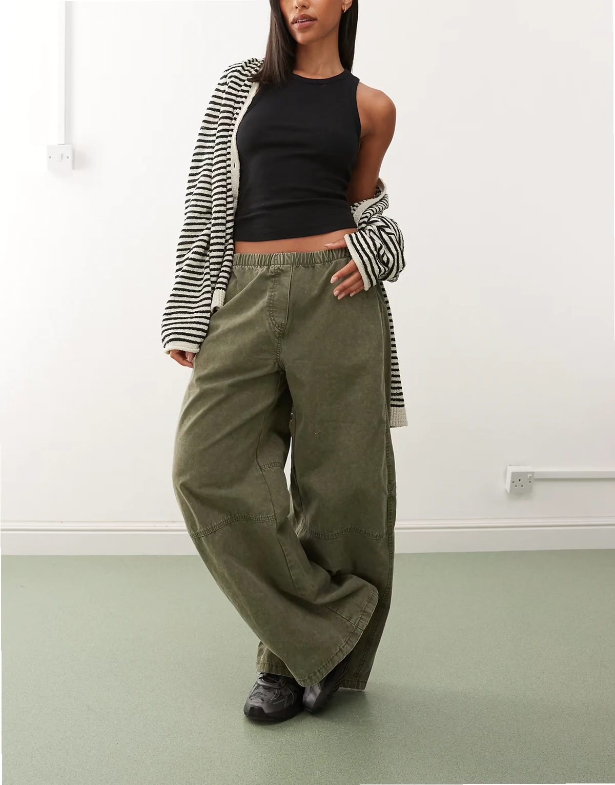 – Hose in verwaschenem Khaki mit elastischem Bund und superweitem Bein