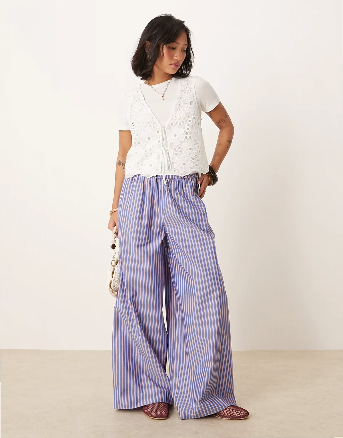 ASOS DESIGN Petite – Gestreifte Hose in Blau und Rot mit gesmoktem Bund