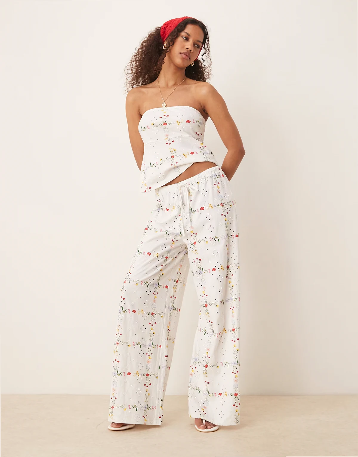 – Gerade geschnittene Hose mit quadratischem Blumenprint, Lockstickerei und Kordelzug