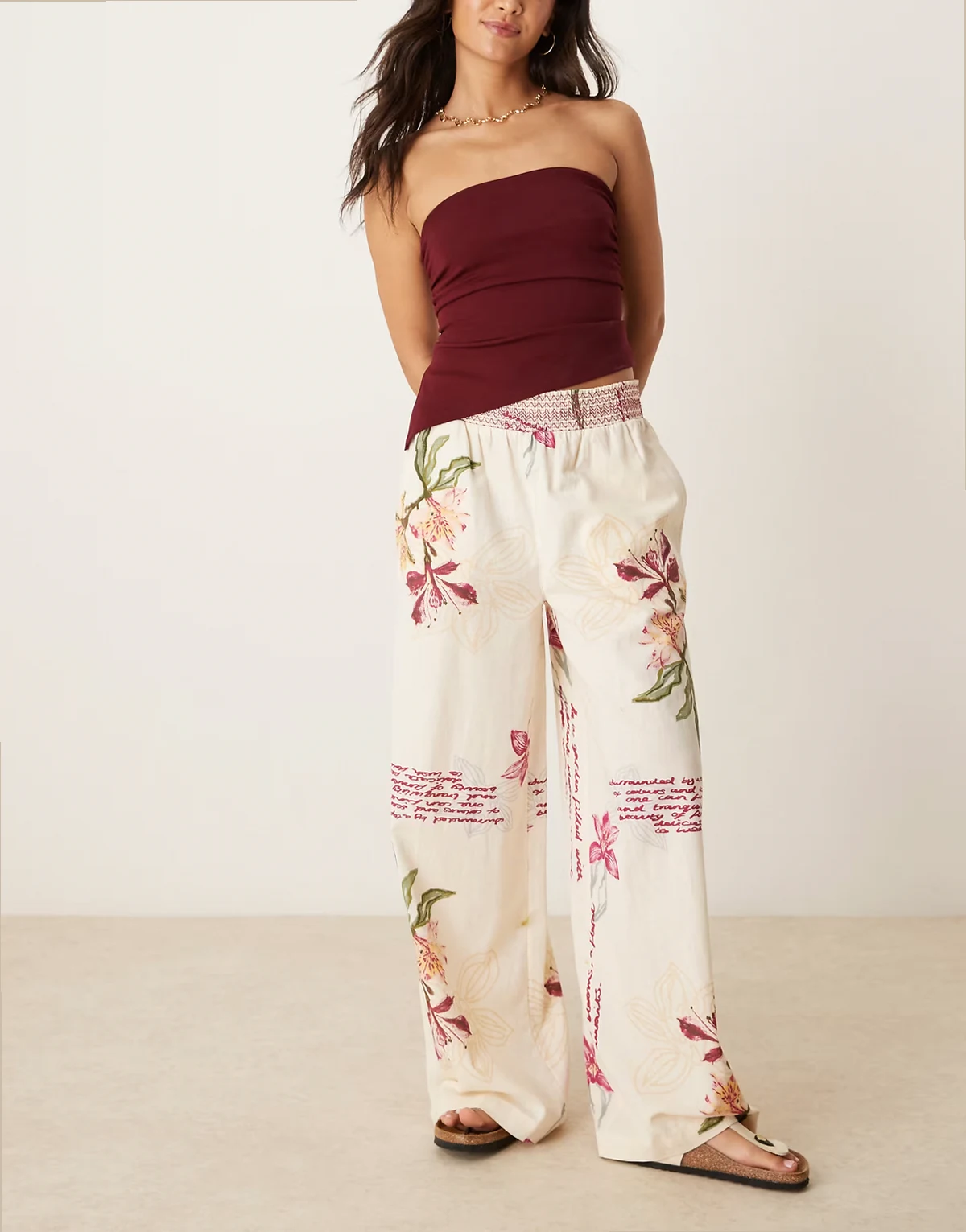 – Schlupfhose aus Leinenmix mit weitem Bein, gesmoktem Bund und Blumenmuster