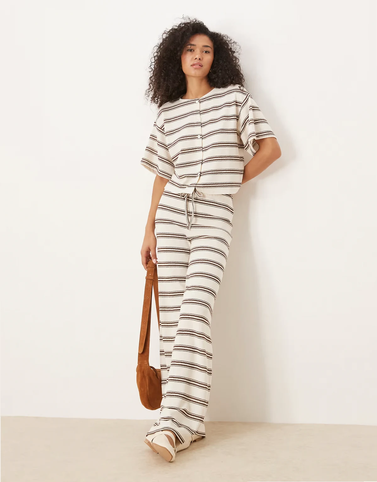 – Cut and Sew – Gestreifte Hose in Elfenbein mit weitem Bein und mittelhohem Bund