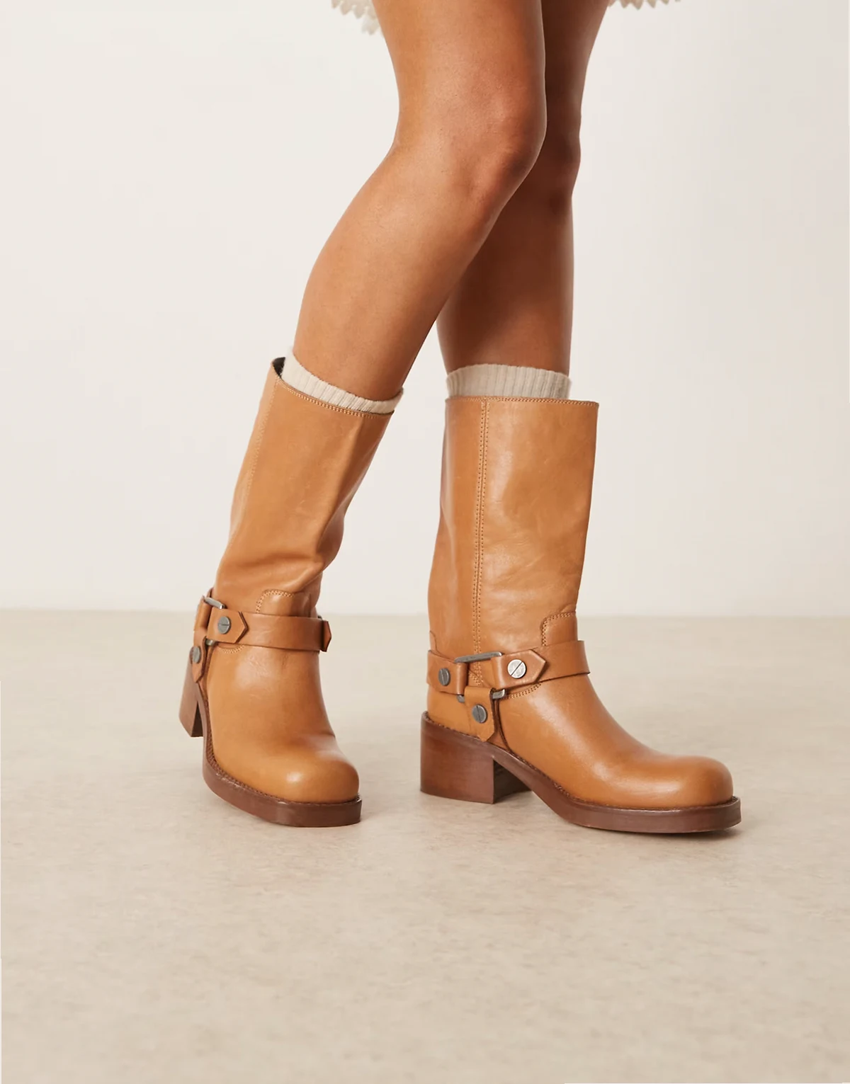 – Colton – Kniehohe Trucker-Stiefel aus hochwertigem Leder in Camel mit Riemen