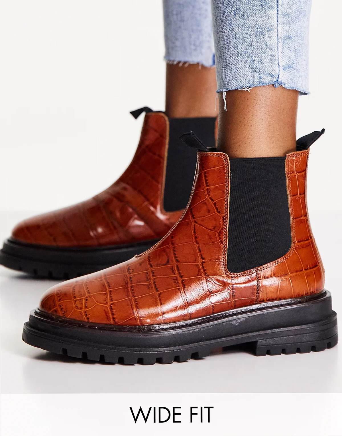 ASOS DESIGN – Appreciate – Chelsea-Stiefel in weiter Passform aus Leder in Braun mit Kroko-Design