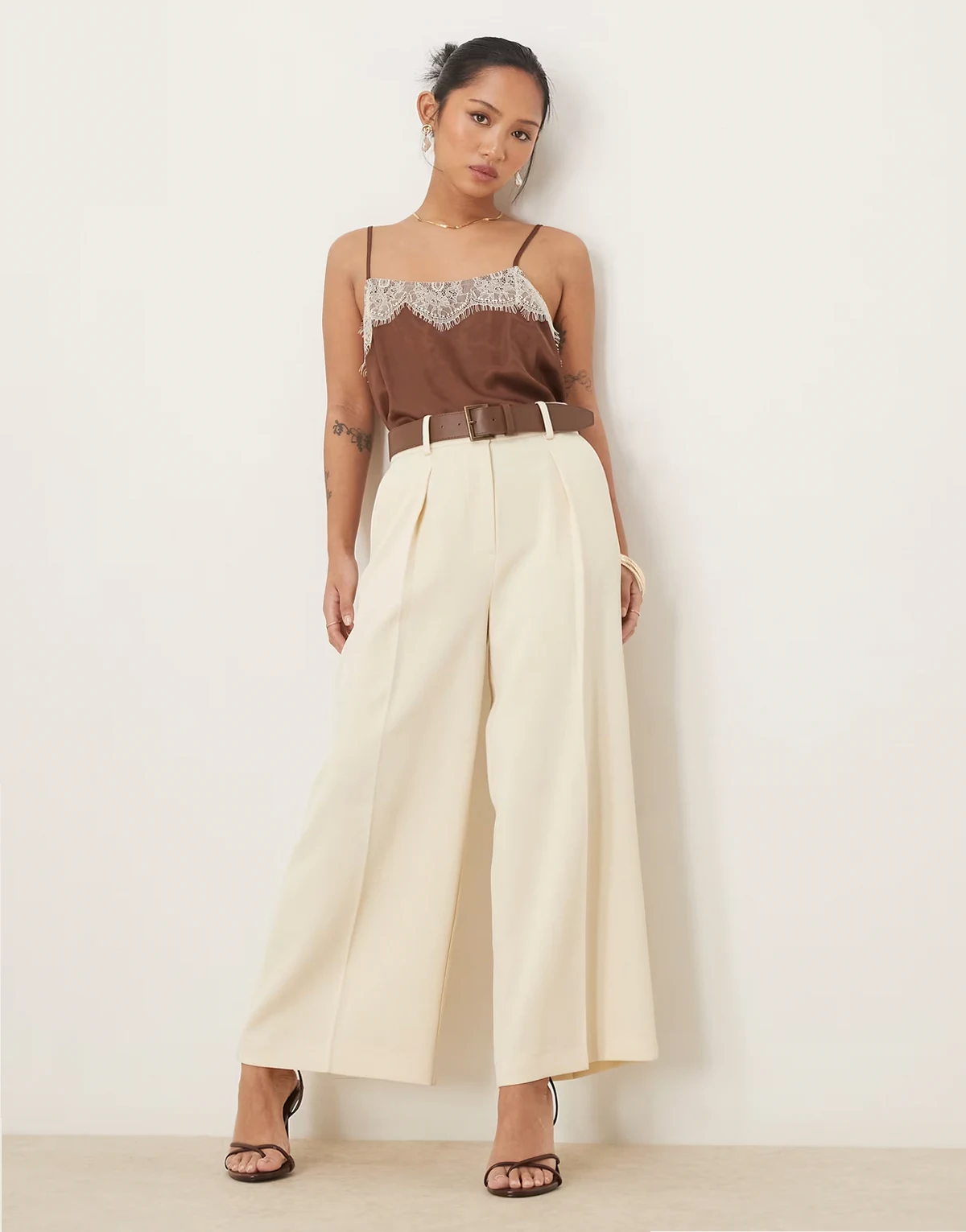 Petite – Elegante, knöchellange Hose in Cremeweiß mit Kunstledergürtel