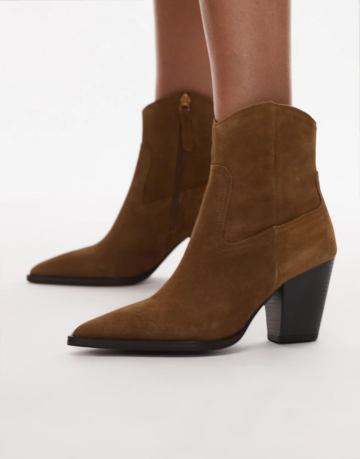 – Western-Ankle-Boots aus Wildleder in Karamellbraun mit spitzer Zehenpartie und Absatz