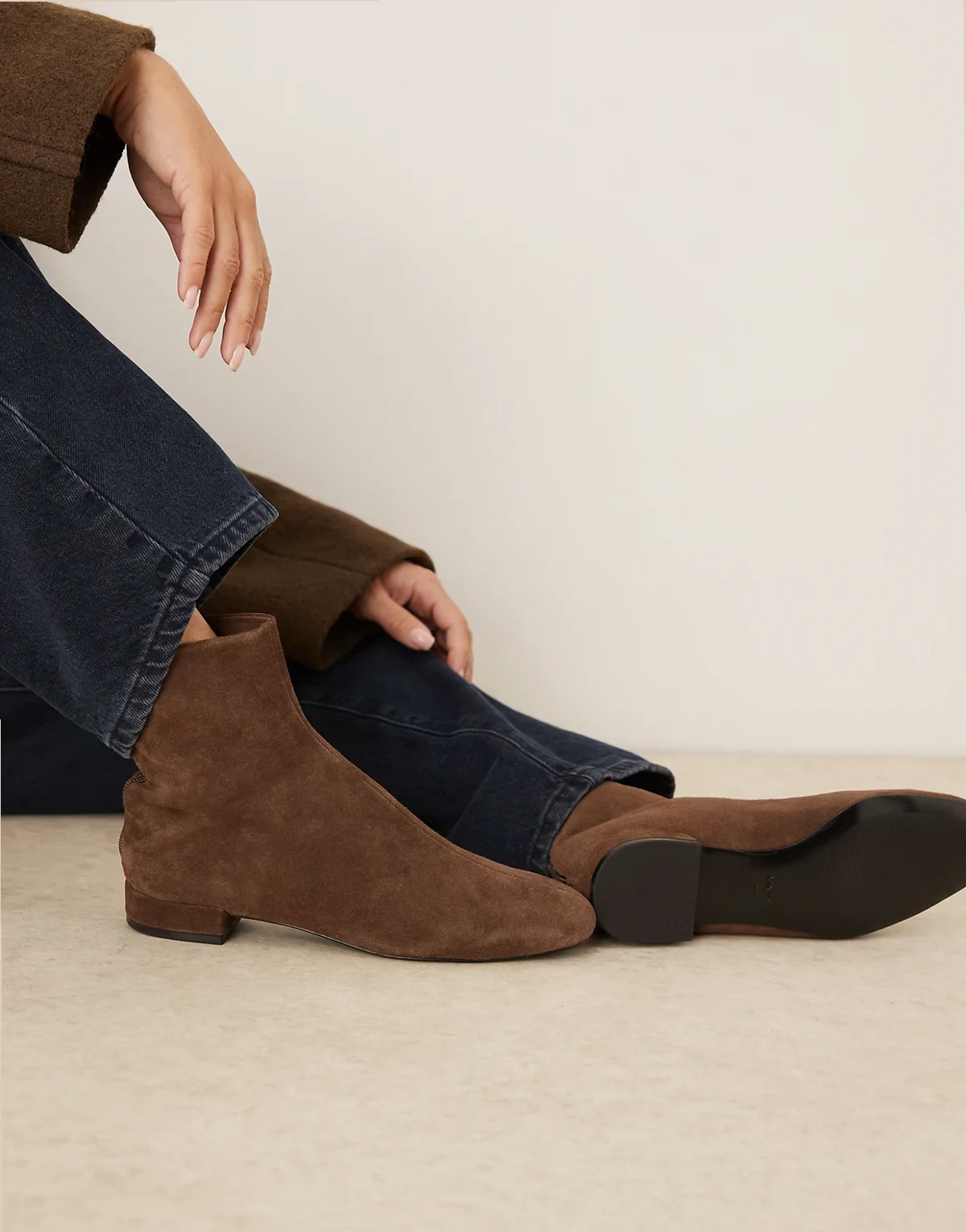 – Schmale Stiefeletten aus Wildleder in Braun