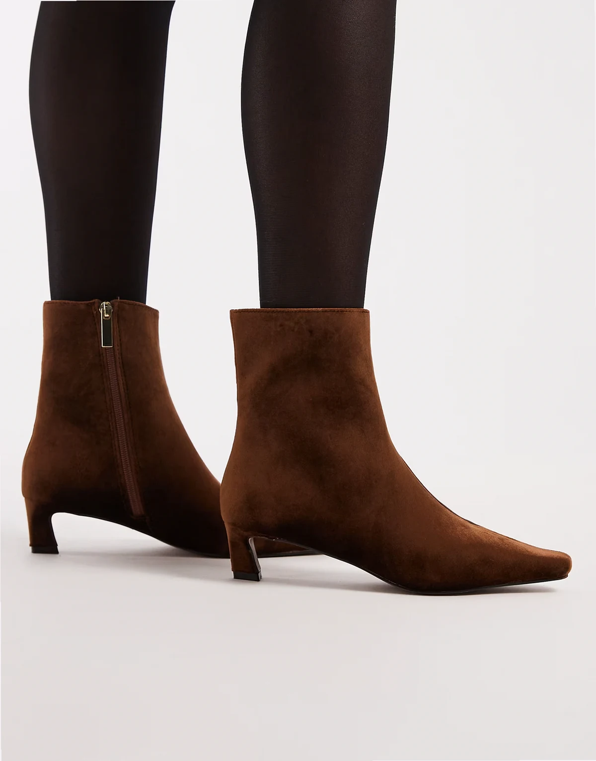 – Mittelhohe Ankle Boots aus braunem Samt mit Kitten Heel