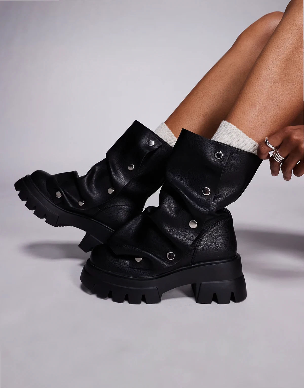 – Bharti – Ankle-Boots in Schwarz mit Nietenbesatz und dicker Sohle