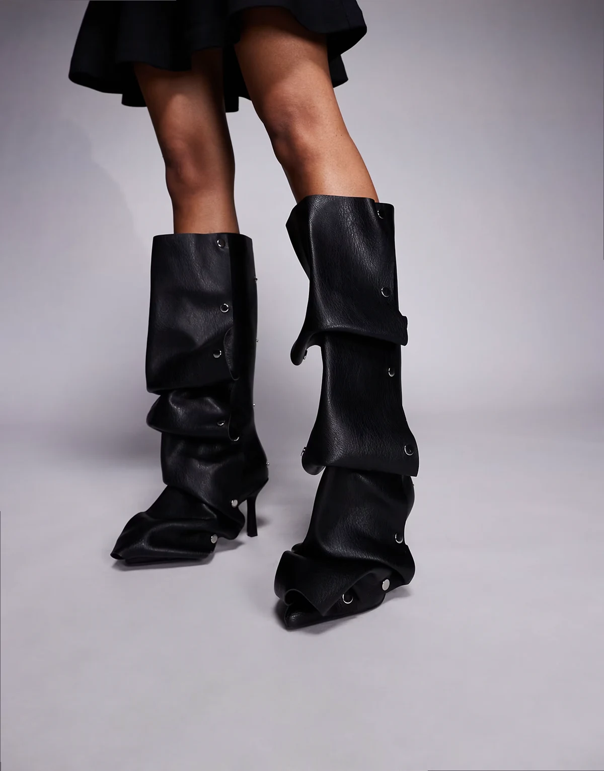 – Imogine – Mit Nieten besetzte, kniehohe Stiefel mit Stiletto-Absatz