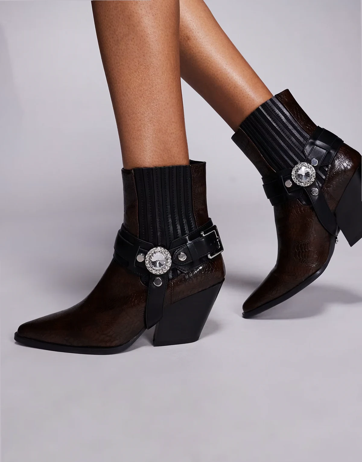 – Lenkov – Cowboy-Stiefeletten in Braun mit Absatz und Gurtdetail