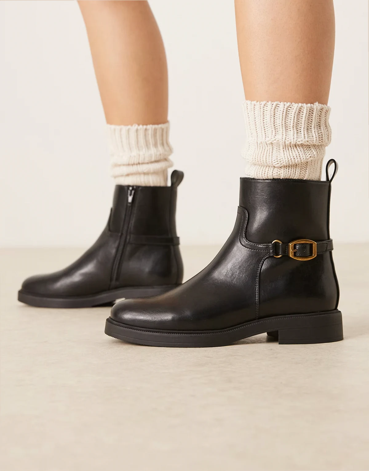 – Archie – Flache, elegante Ankle Boots in Schwarz mit Schnalle