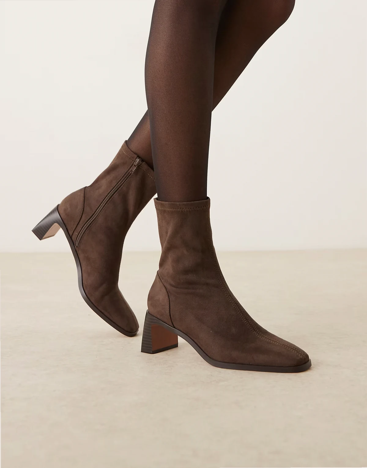 – Rush – Stiefeletten aus Wildlederimitat in Schokobraun mit versetztem Absatz