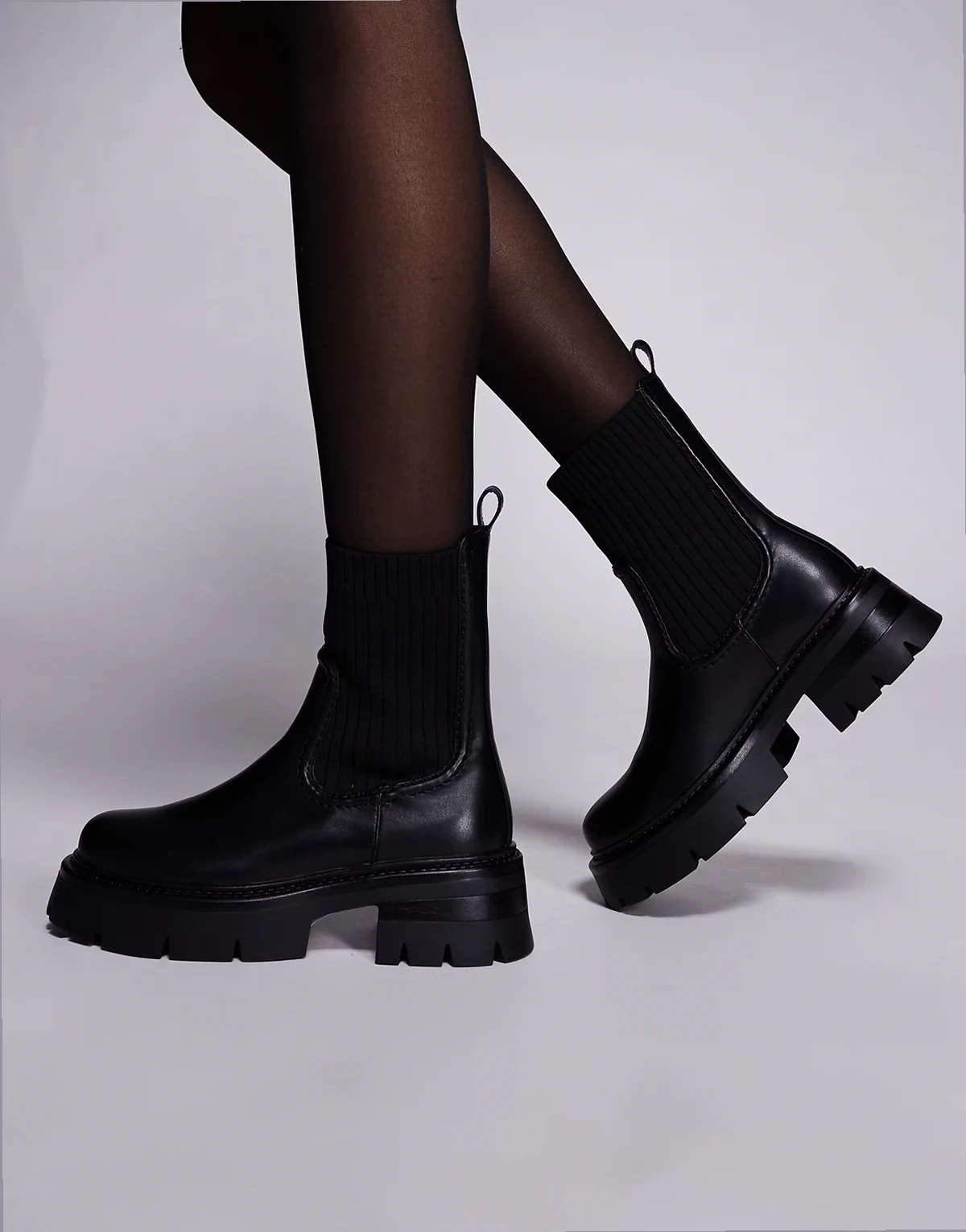 Simmi London Wide Fit – Paulie – Ankle-Boots in Schwarz mit niedrigem dickem Absatz
