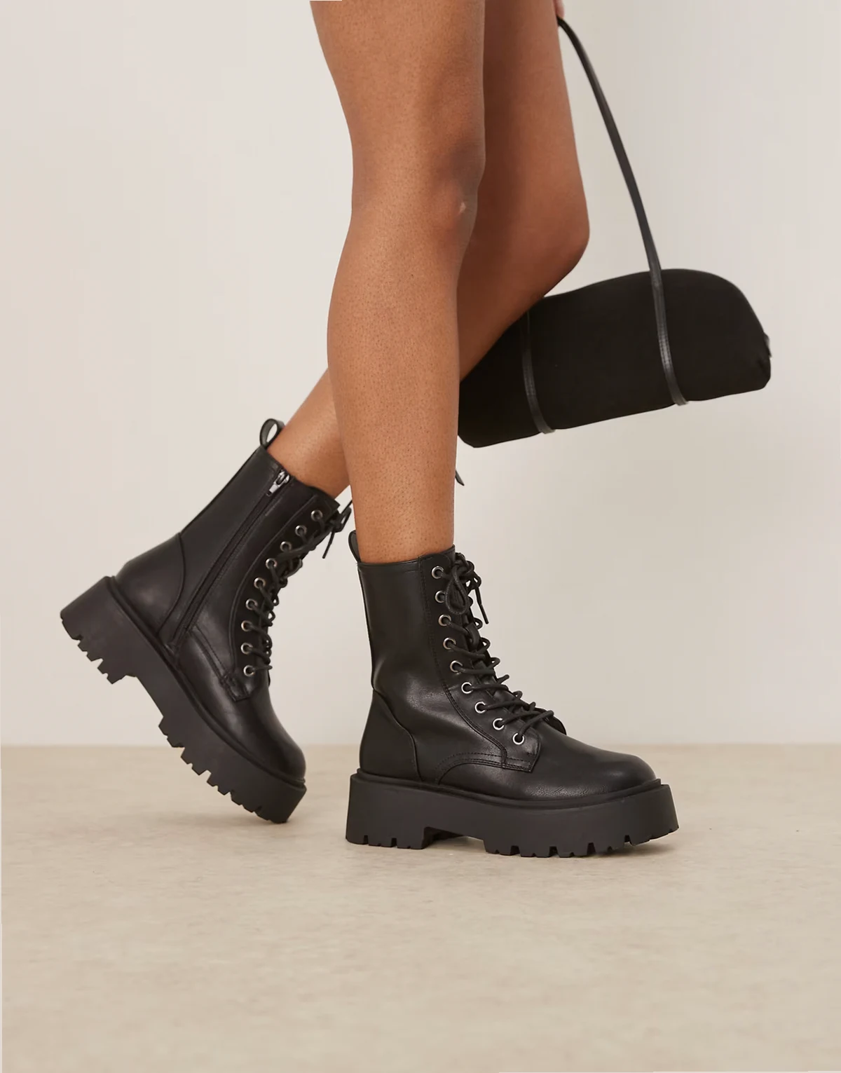 – Adventure – Schnürstiefel in Schwarz mit dicker Sohle
