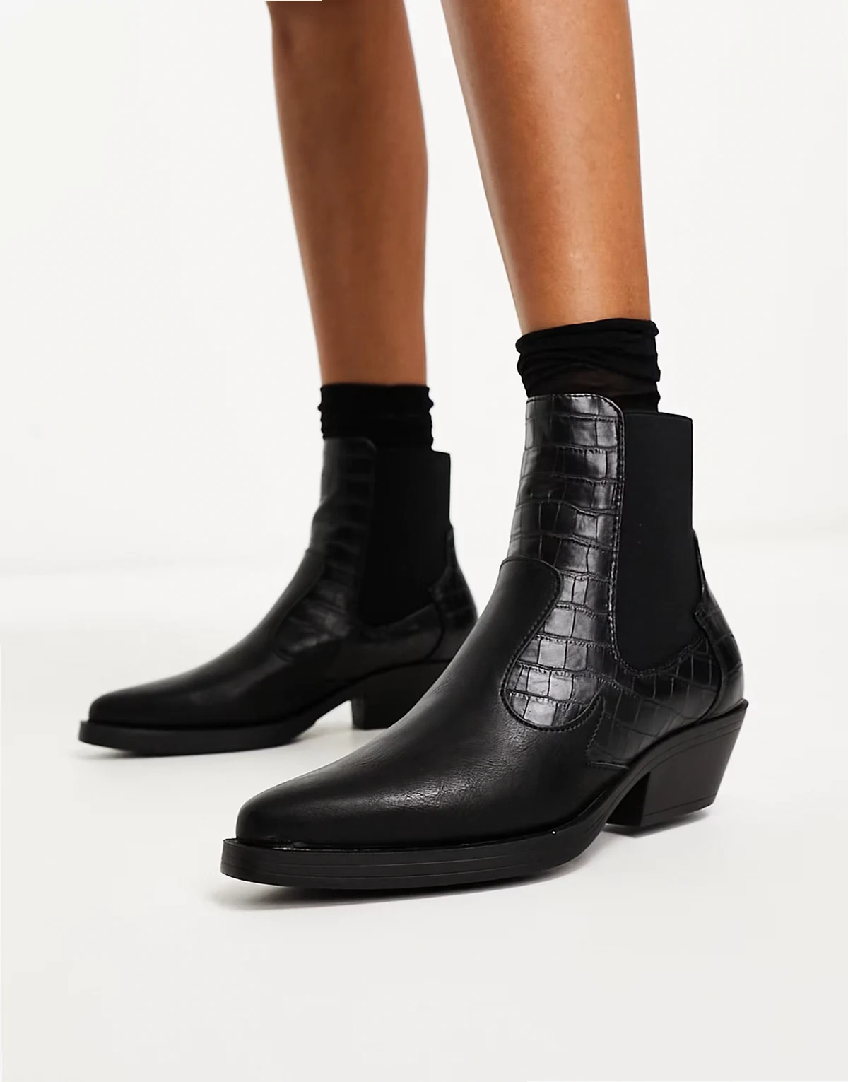 – Westernstiefel aus Kunstleder in Schwarz mit Krokoprägung