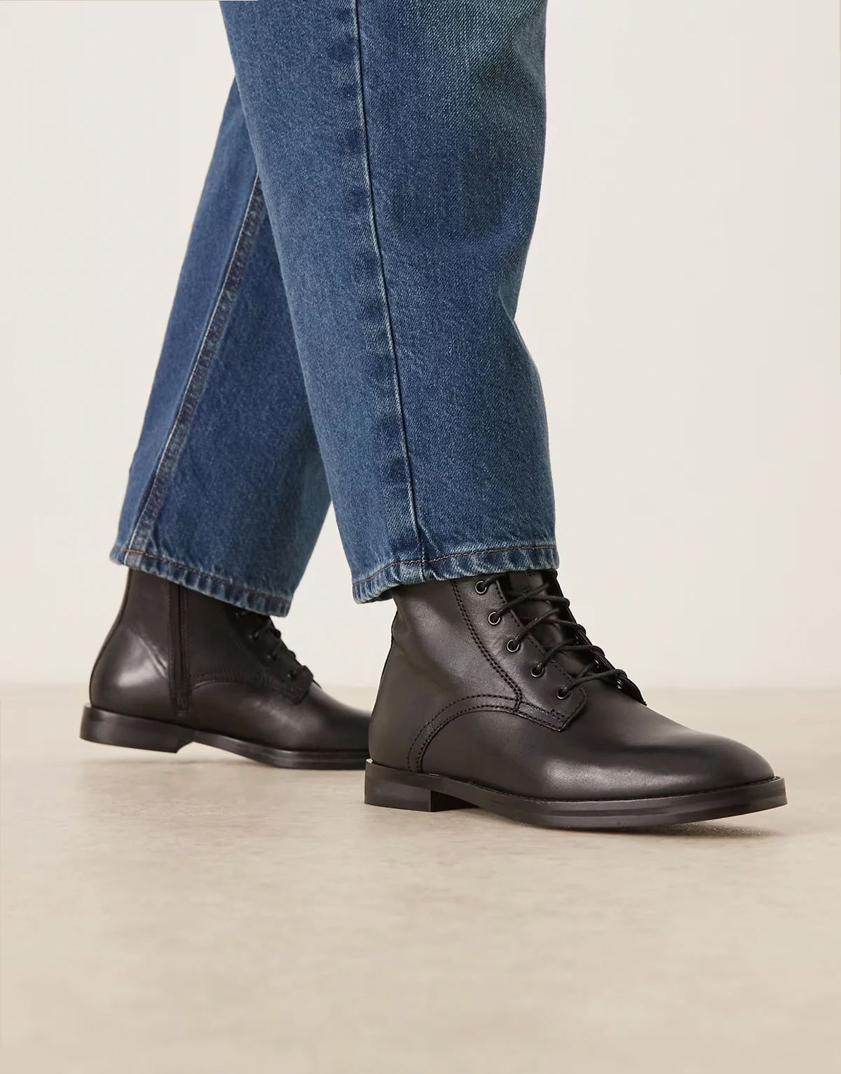 – Schnürstiefel aus Leder in Schwarz