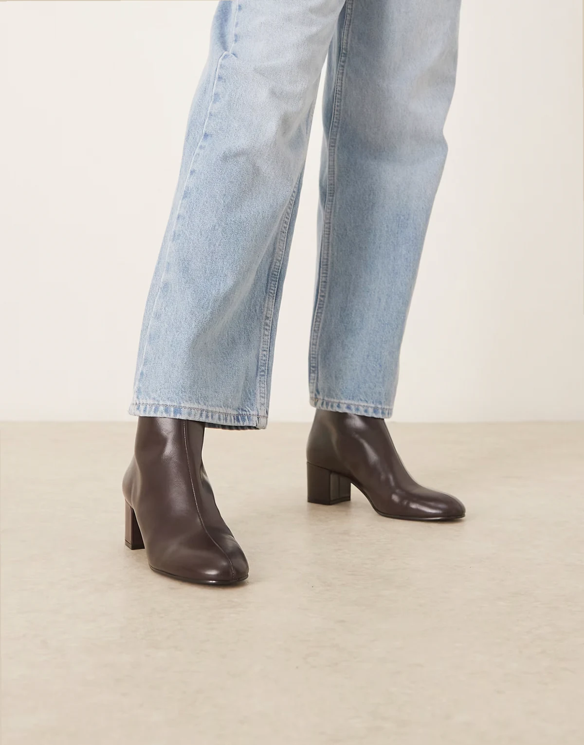 – Ankle-Boots in Dunkelbraun mit Reißverschlussdetail und Absatz