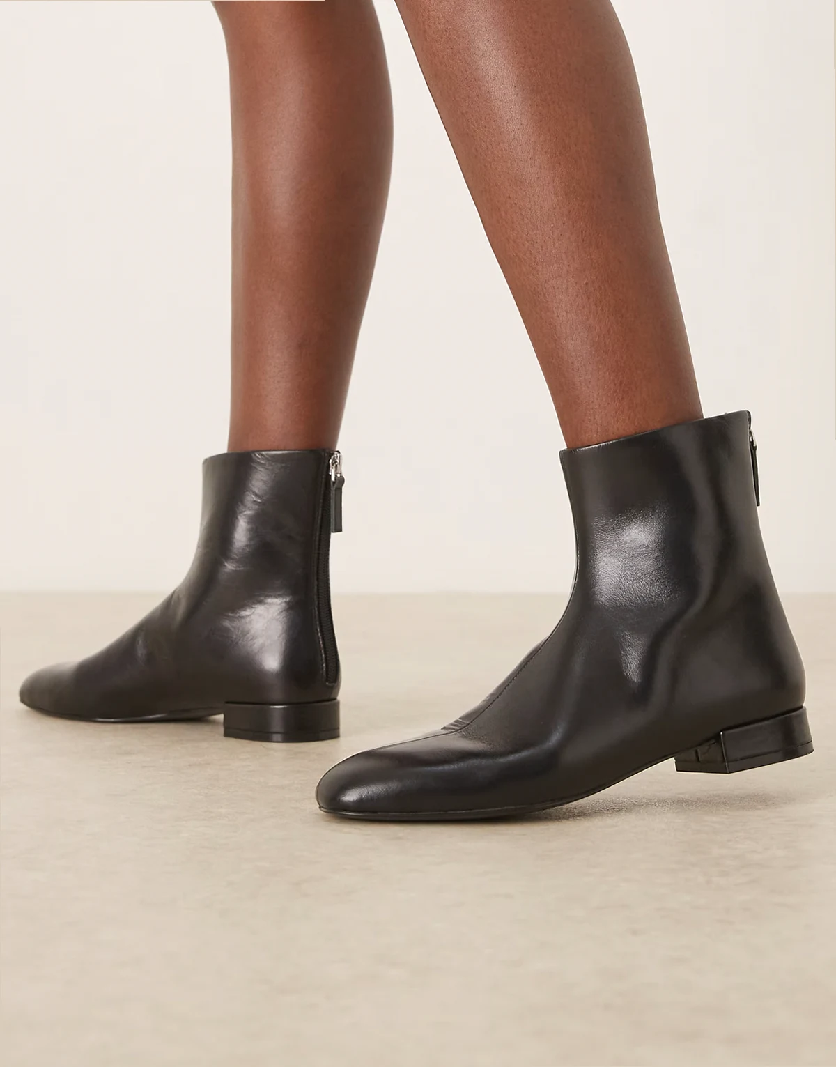 – Ankle-Boots in Schwarz mit Reißverschlussdetail und Absatz