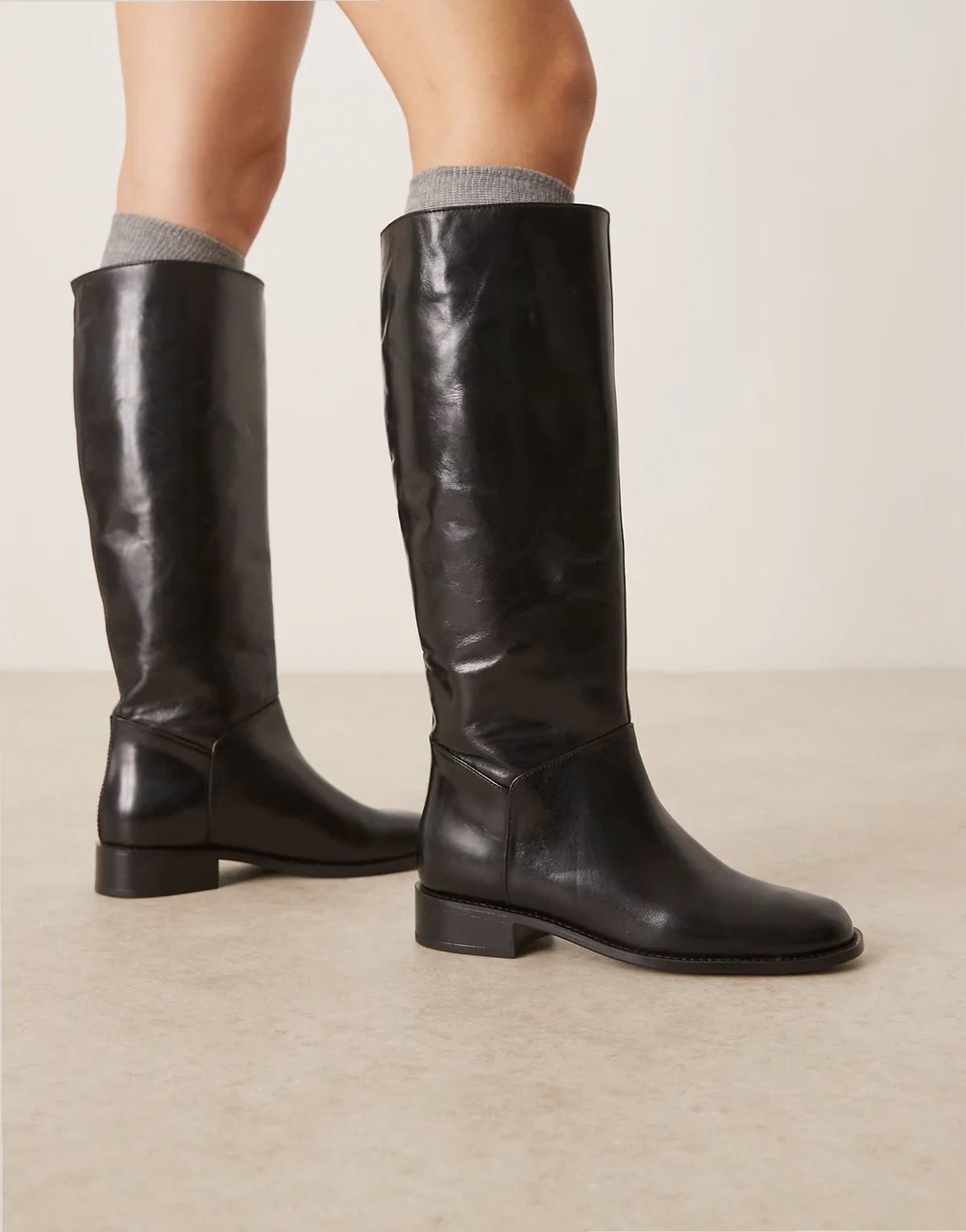 – Flache, kniehohe Stiefel in Schwarz