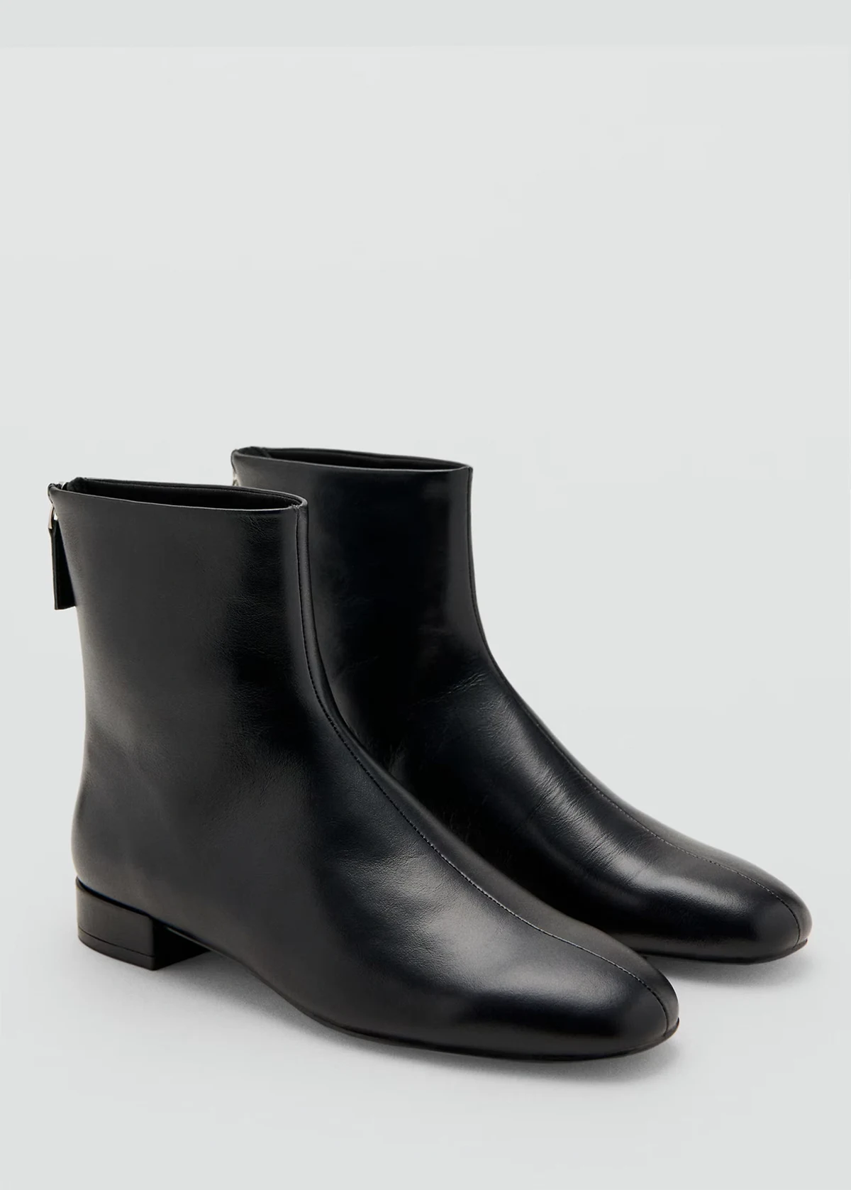 – Ankle-Boots aus Leder in Schwarz mit runder Zehenpartie